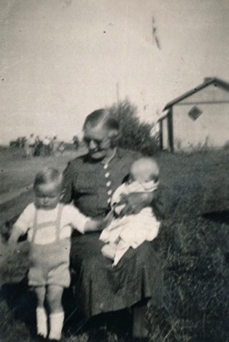 STRANDVEJEN 14 og 16- LYSTRUP STRAND, bedstemor med Erik og Kristen Larsen.jpg